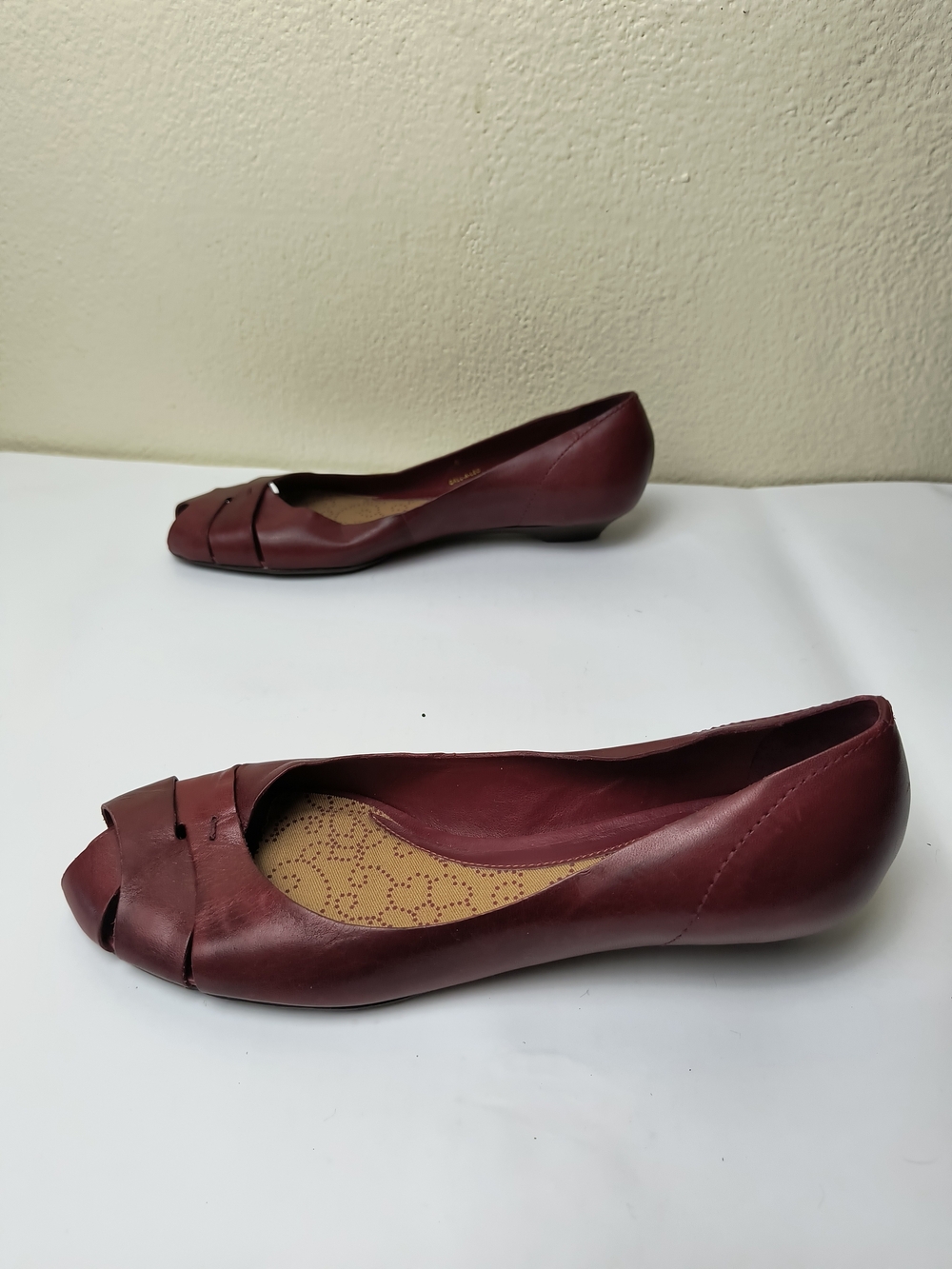 Kenneth Cole Reaction Gall - A - Leo Burgundy Peep-Toe Leather Flats - 8